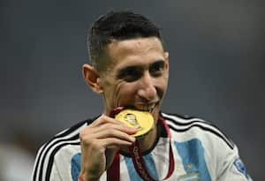 Ángel Di María con la medalla de campeón entre sus dientes