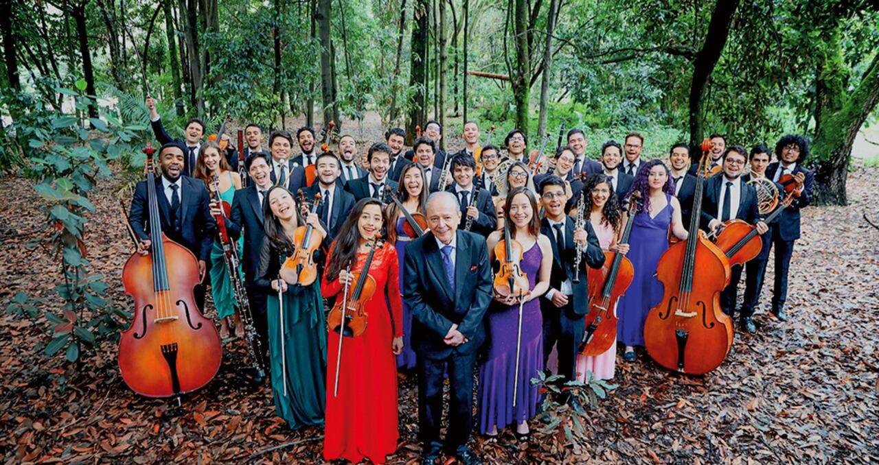 Carlos Villa rodeado de la Orquesta Filarmónica Juvenil de Bogotá. 
