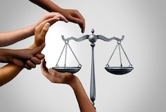 Ley de igualdad de justicia social y diversidad en la sociedad como personas diversas que mantienen el equilibrio en una escala legal como una legislación de población o una demanda pro bono y de acción colectiva con elementos de ilustración 3D