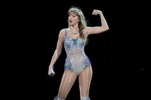 ARCHIVO - Taylor Swift durante un concierto de su gira Eras el 5 de mayo de 2023, en el Nissan Stadium en Nashville, Tennessee. La estrella del pop ha colocado oficialmente más álbumes en el No. 1 que cualquier otra mujer en la historia. La regrabación de Swift de su álbum de 2010 "Speak Now (Taylor's Version)", el tercero en su esfuerzo por volver a grabar sus primeros seis álbumes, debutó oficialmente en el número 1 en el Billboard 200. (Foto AP/George Walker IV, archivo)