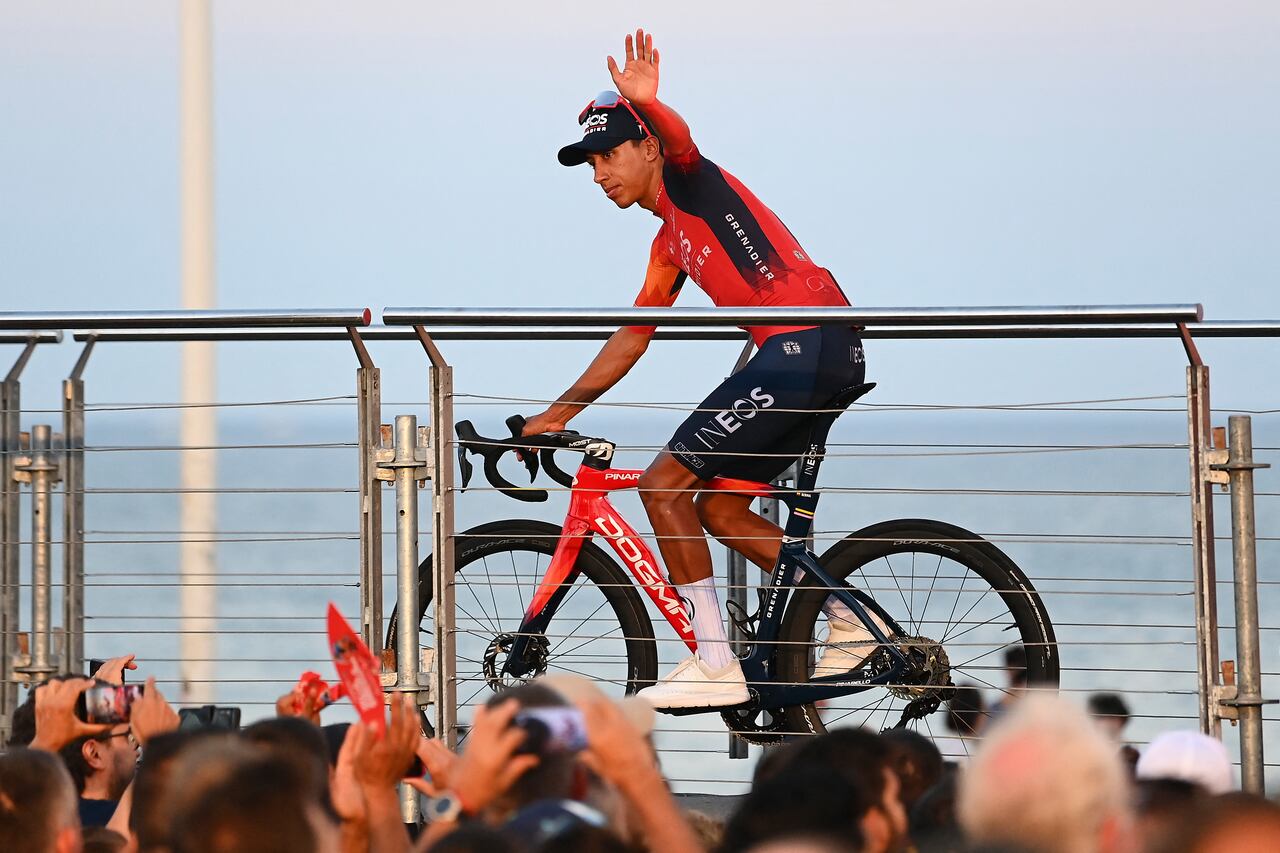 Egan Bernal entrando a la presentación del Team INEOS de cara a la Vuelta a España 2023