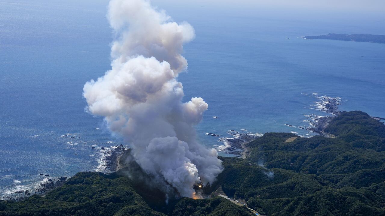 El humo se eleva después de que el pequeño cohete Kairos de combustible sólido del Space One de Japón explotara poco después de su lanzamiento inaugural en la plataforma de lanzamiento de Space One en la punta de la península de Kii en la ciudad de Kushimoto, prefectura de Wakayama, Japón