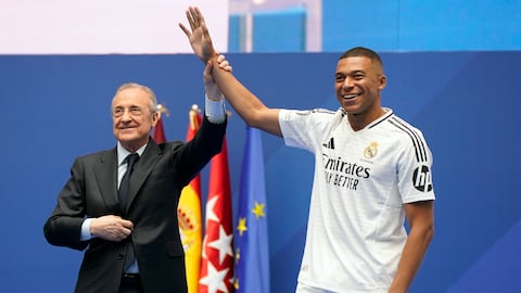 Real Madrid President Florentino Perez presents Kylian Mbappe, of France, to fans as a new Real Madrid player at the Santiago Bernabeu stadium in Madrid, Tuesday, July 16, 2024. (AP Photo/Andrea Comas)