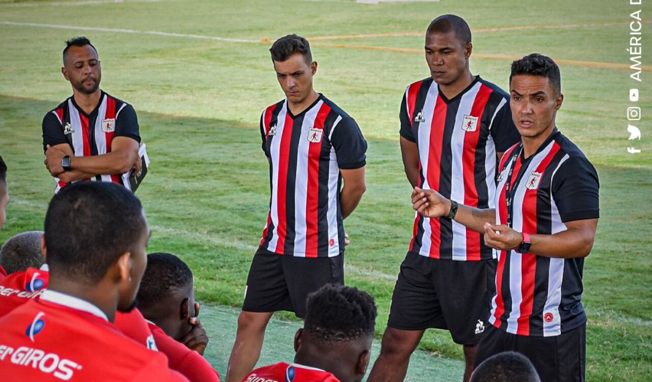 Lucas González junto a su cuerpo técnico en el primer entrenamiento con América.