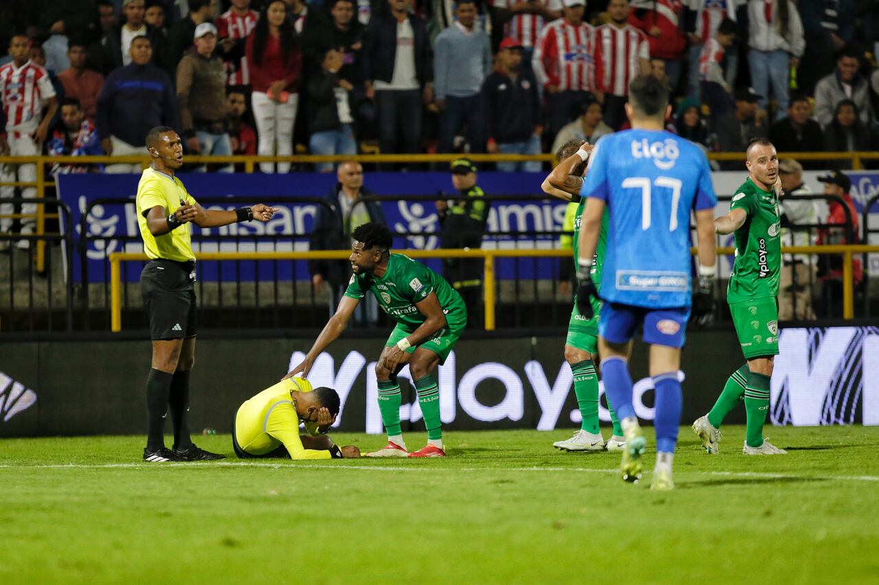 Uno de los árbitros asistentes del juego entre La Equidad y el Junior de Barranquilla por la fecha 6 de la Liga colombiana 2023, resultó herido por el impacto de un objeto lanzado desde la tribuna.