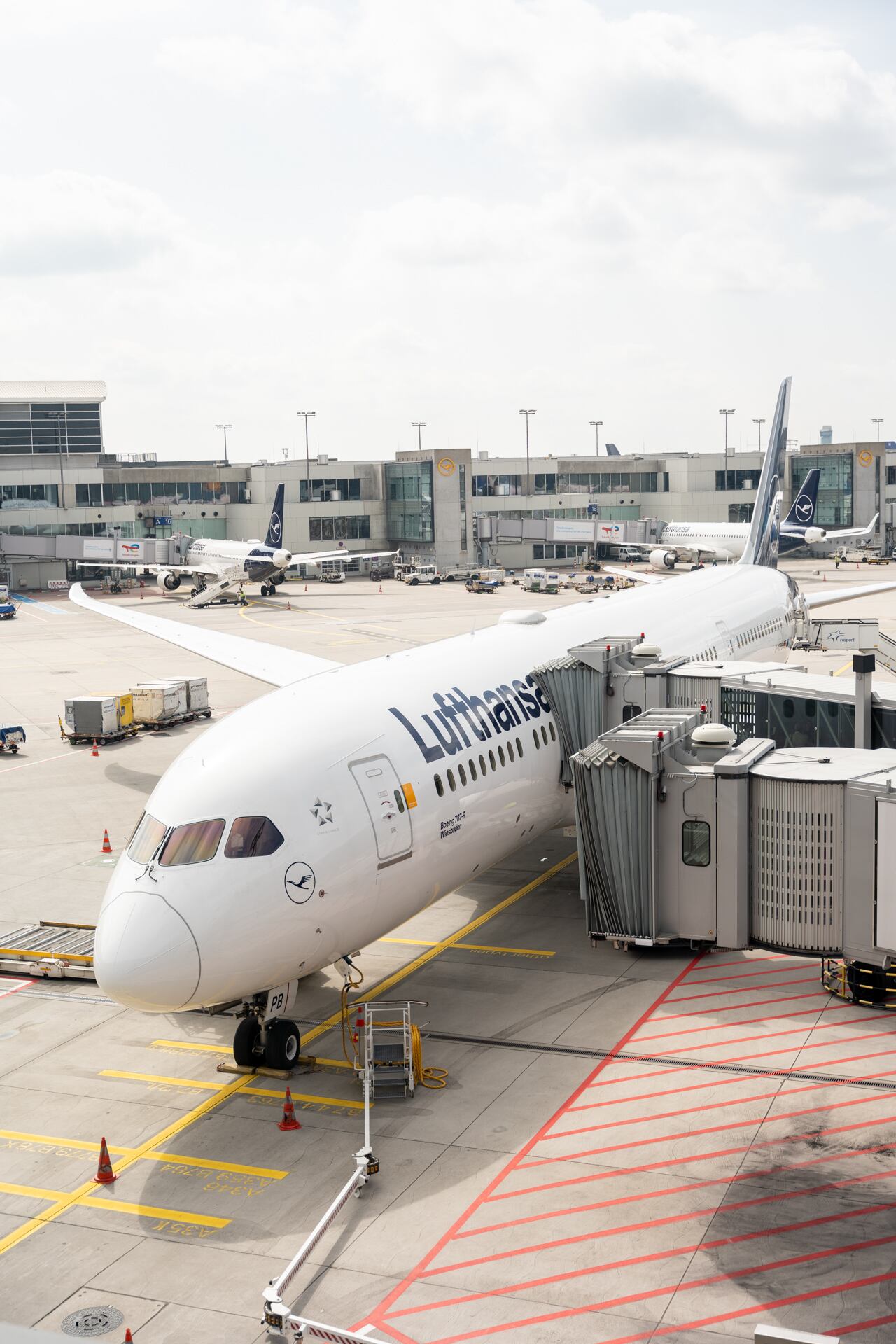 Una aeronave recoge pasajeros en un aeropuerto