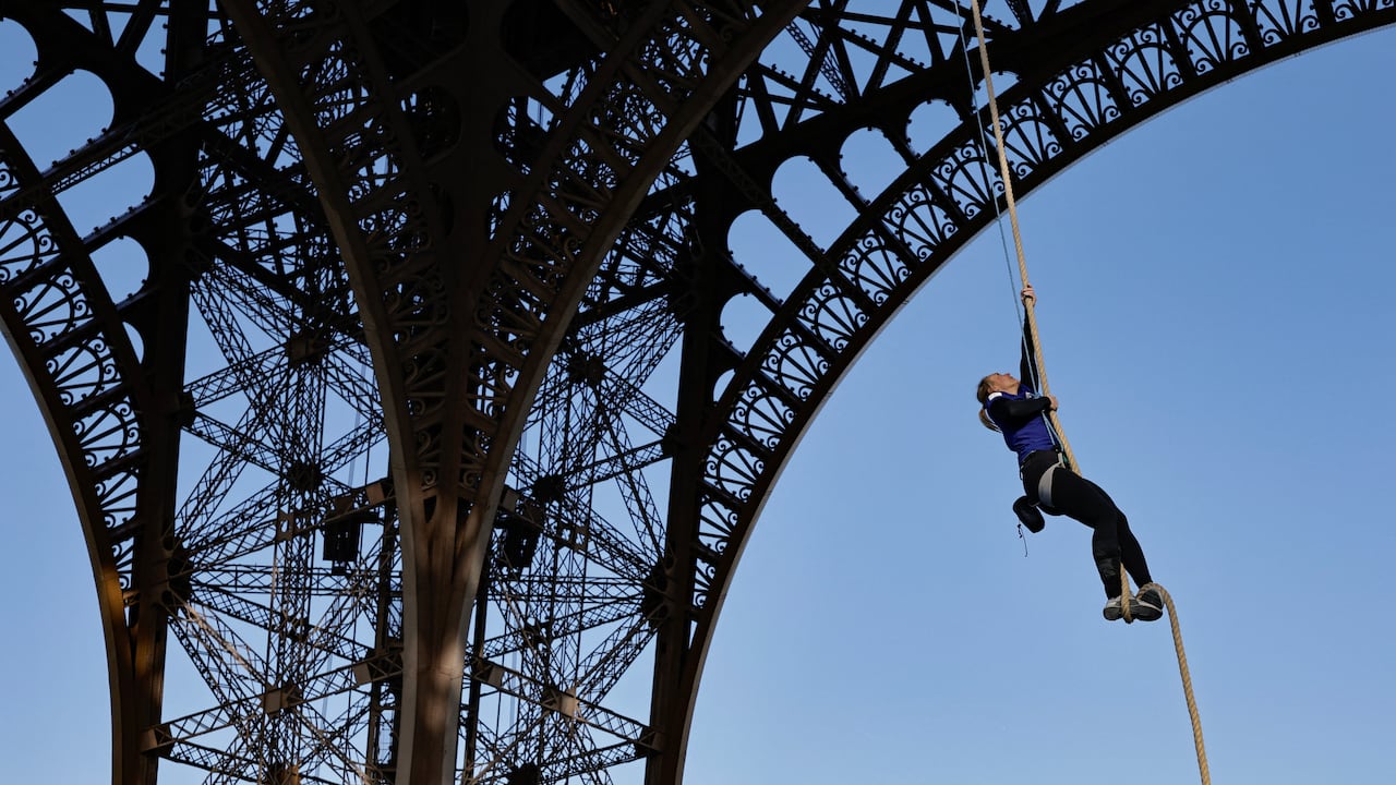 El atleta francés Anouk Garnier sube con cuerdas a la Torre Eiffel en un intento por batir el récord mundial, en la Torre Eiffel de París, el 10 de abril de 2024.