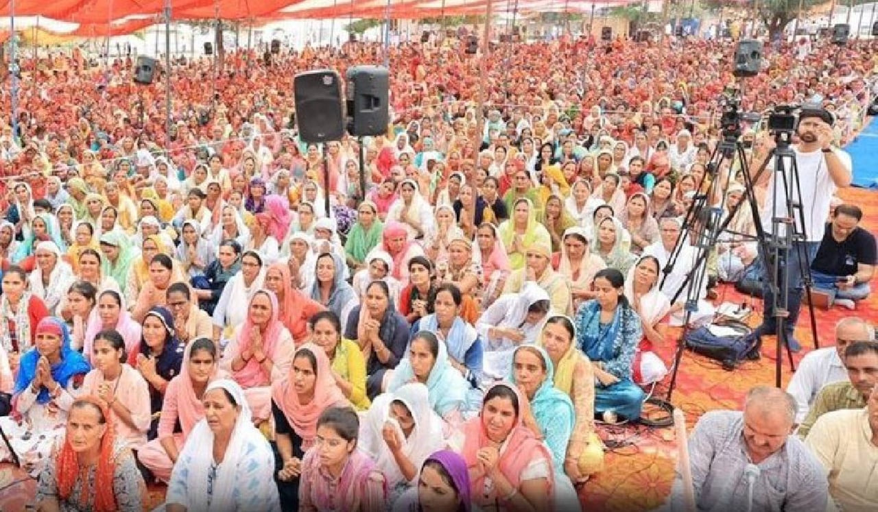 Decenas de personas participaron en un evento religioso en India