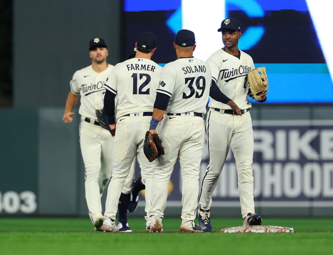 Kyle Farmer # 12, Donovan Solano # 39 y Michael A. Taylor # 2 de los Mellizos de Minnesota celebran la victoria 11-3 contra los Atléticos de Oakland en Target Field el 26 de septiembre de 2023 en Minneapolis, Minnesota. (Foto de Adam Bettcher/Getty Images)