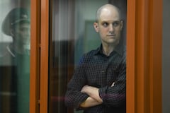 El reportero del Wall Street Journal, Evan Gershkovich, se encuentra en una jaula de vidrio en una sala del tribunal en Ekaterimburgo, Rusia, el miércoles 26 de junio de 2024.