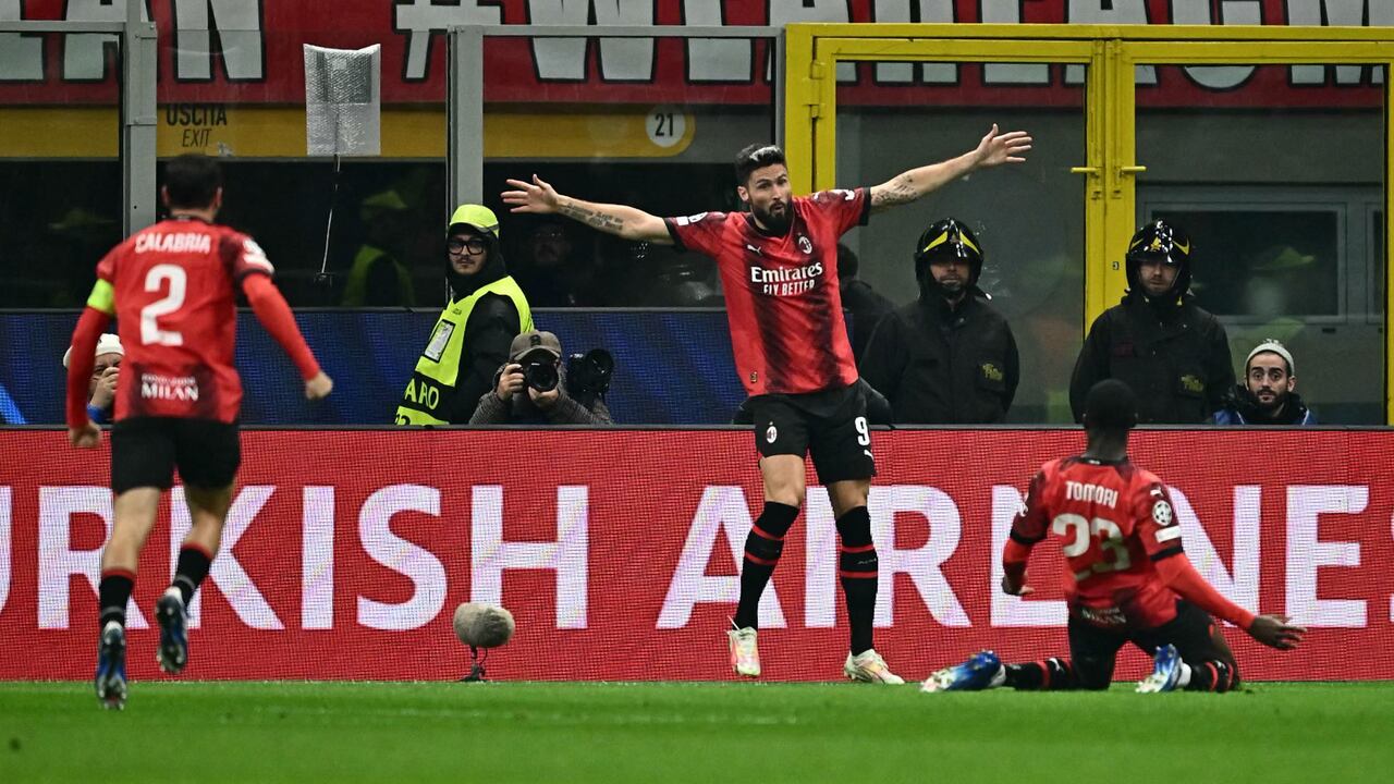 Olivier Giroud celebra tras marcar el segundo gol del equipo durante el partido de fútbol del grupo F de la 1ª ronda de la Liga de Campeones de la UEFA entre el AC Milan y el París Saint-Germain en San Siro.