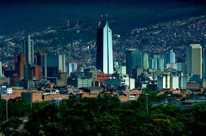 El horizonte del centro de Medellín, Colombia, es famoso por el edificio blanco Coltejer, el edificio más alto de Medellín y un símbolo reconocible de la ciudad. El Coltejer era la sede de una empresa textil y su forma fue construida para parecerse a una aguja de coser. Medellín se encuentra en el Valle de Aburrá, rodeada por la Cordillera de los Andes.