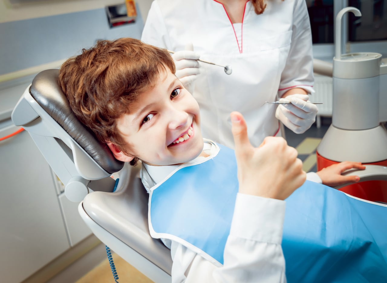 El barniz de flúor protege los dientes hasta por 6 meses, controlando la caries y fortaleciendo el esmalte de los mismos.