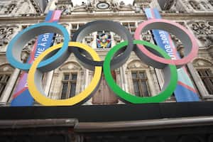 Una vista de los Anillos Olímpicos en exhibición frente al Ayuntamiento de París