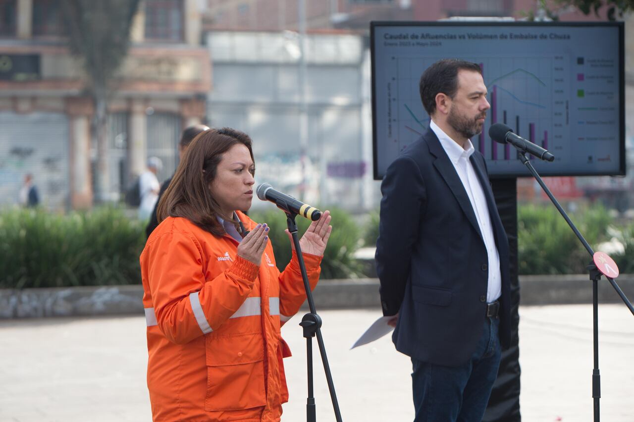 Alcalde Carlos Fernando Galán y la gerente del Acueducto, Natasha Avendaño.