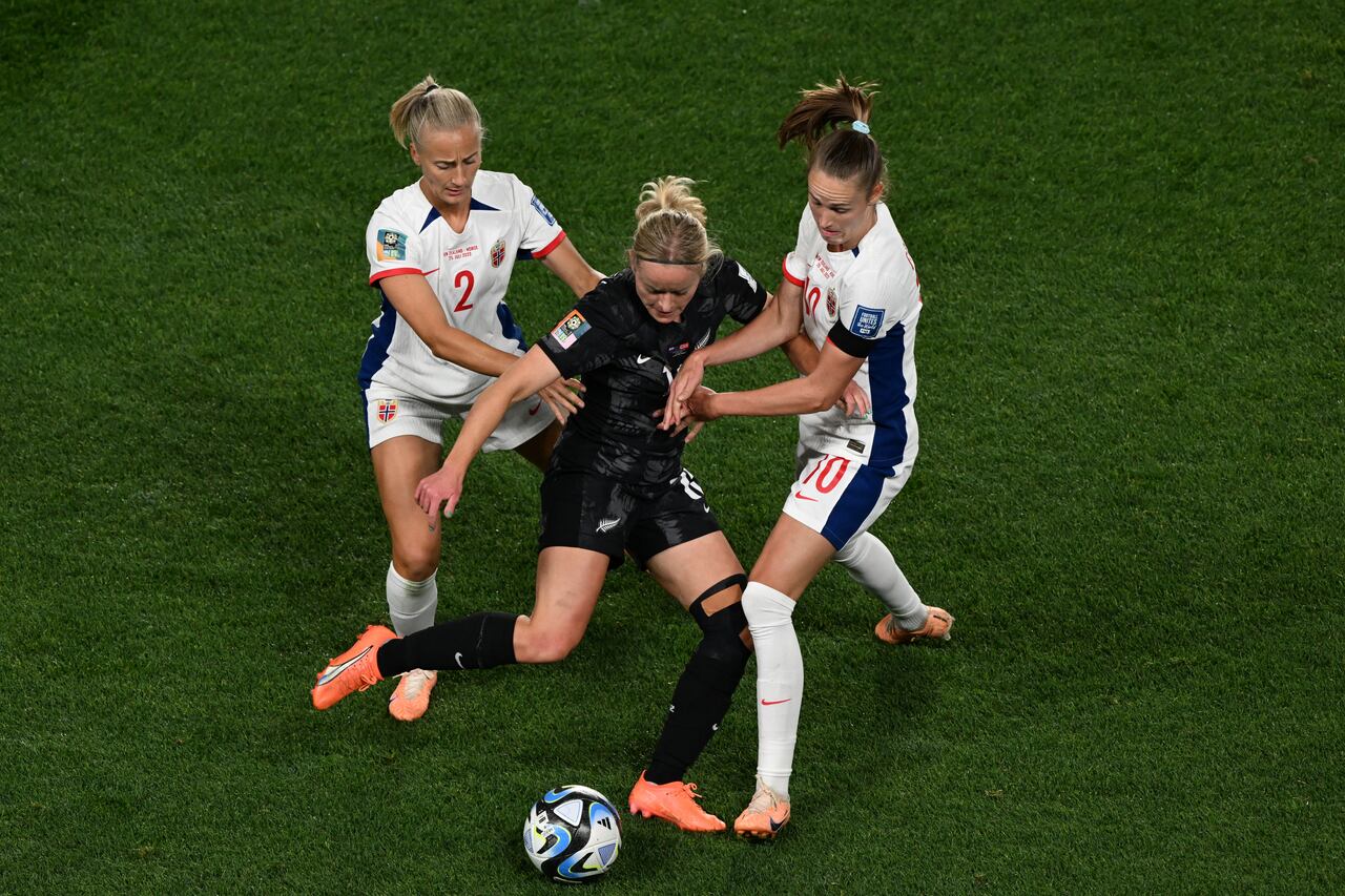 Nueva Zelanda alcanzó el jueves su primera victoria en un Mundial Femenino al derrotar en casa 1-0 a Noruega, un equipo considerado favorito en el grupo A del torneo.