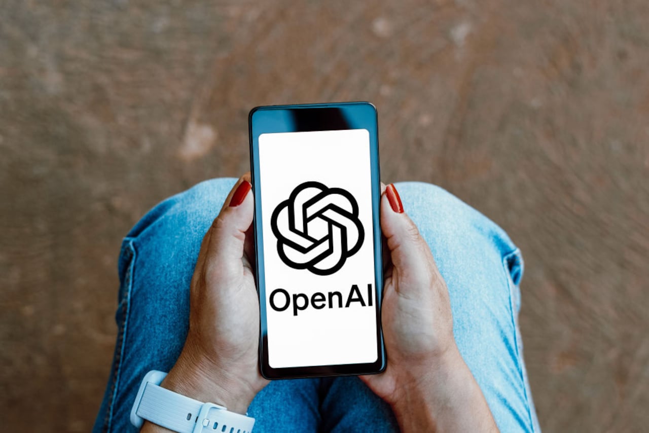 En esta ilustración fotográfica, el logotipo de OpenAI se muestra en la pantalla de un teléfono inteligente.