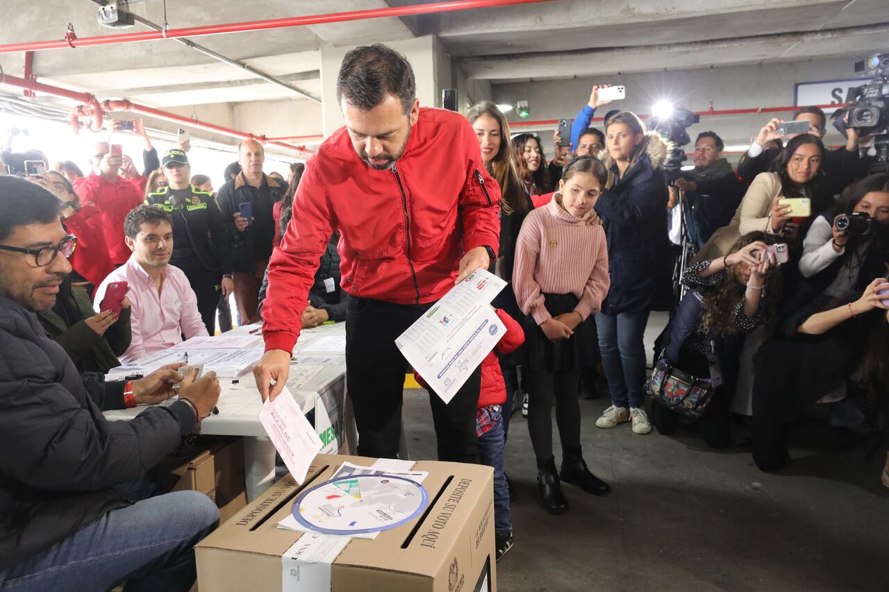 Candidato a la alcaldía de Bogotá Carlos Fernando Galán ejerce su derecho al voto