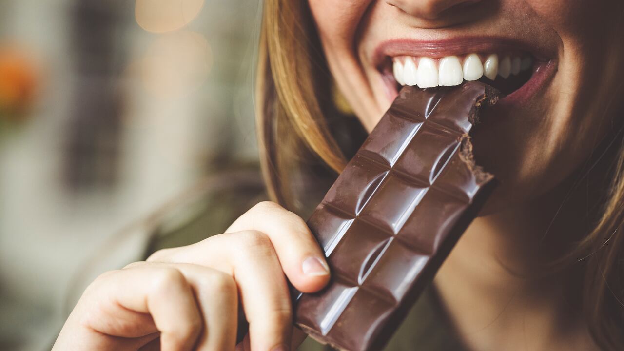 El chocolate amargo tiene múltiples propiedades para el organismo.