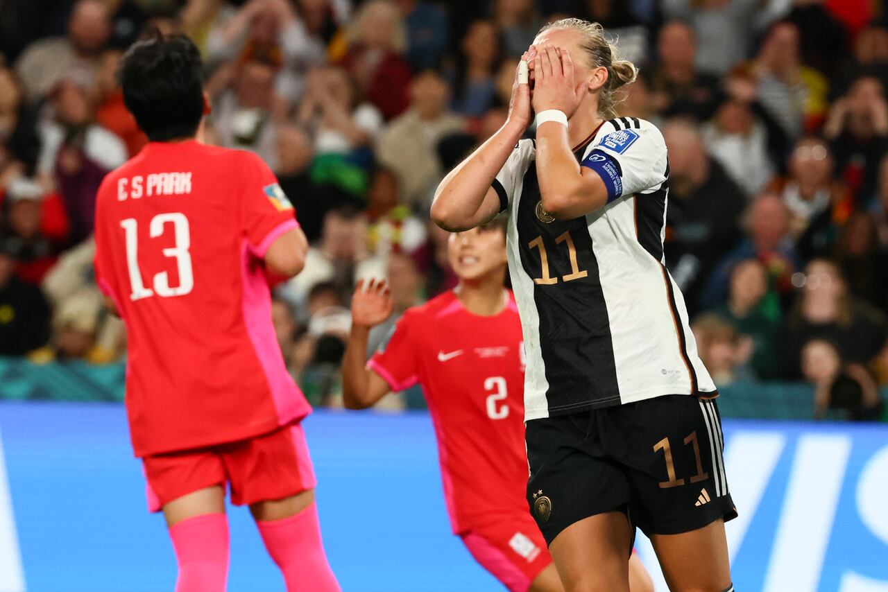Germany's Alexandra Popp, right, reacts after South Korea's goalkeeper Kim Jung-mi saved her short at goal during the Women's World Cup Group H soccer match between South Korea and Germany in Brisbane, Australia, Thursday, Aug. 3, 2023. (AP Photo/Tertius Pickard)