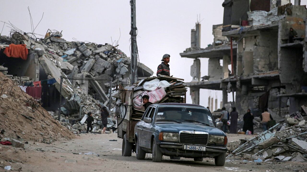 Los palestinos que huyeron de Rafah, en el sur de la Franja de Gaza, llegan con sus pertenencias a Khan Yunis,