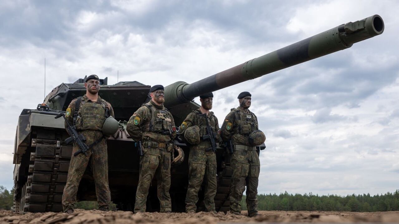 Finlandia cuenta con más de 200 tanques modelo 2A4, según el Instituto Internacional de Estudios Estratégicos (IISS) y podría dar algunos a Ucrania