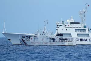 Un barco de la Guardia Costera de China con número de proa 5201 bloquea al barco de la Guardia Costera de Filipinas BRP Malapascua mientras maniobra para ingresar a la desembocadura del Segundo Banco Thomas conocido localmente como Ayungin Shoal en el Mar de China Meridional el domingo 23 de abril de 2023. (AP Photo/Aaron Favila)