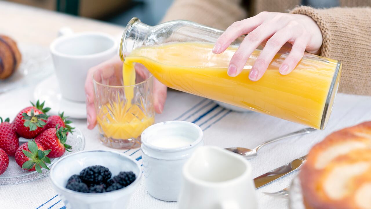El jugo de naranja es una bebida tradicional en las mañanas.
