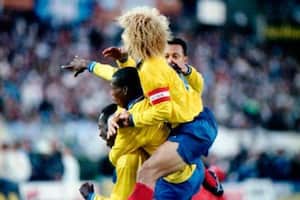 Esta es una de las fotografías que Carlos Valderrama más quiere. Fue tomada el 5  de septiembre de 1993, día en que Colombia le ganó 5-0 a Argentina. Hoy, ‘El pibe’ les dice a los futuros futbolistas que deben entrenar mucho y acatar las 
órdenes del técnico.