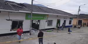 Hombres armados saquearon el banco y destruyeron el lugar
