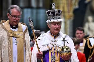 El Rey Carlos III de Gran Bretaña con la Corona Imperial del Estado y el Orbe y el Cetro del Soberano sale de la Abadía de Westminster después de su coronación en el centro de Londres el sábado 6 de mayo de 2023. (Ben Stansall/POOL photo vía AP)