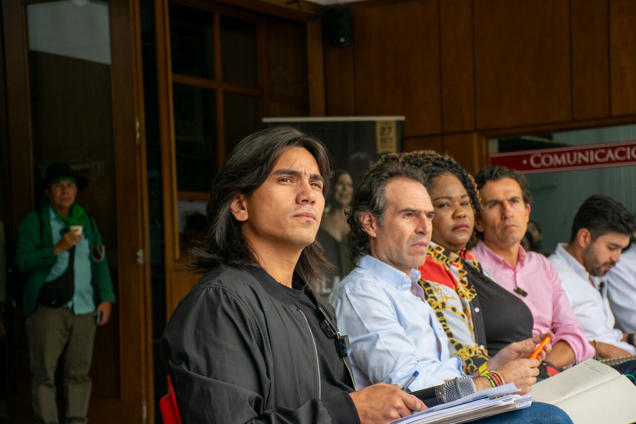 Los candidatos a la Alcaldía de Medellín participando en diferentes debates que se han hecho en esa ciudad.