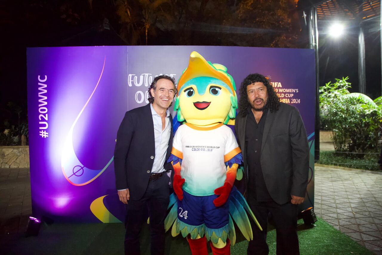El alcalde de Medellín, Federico Gutiérrez, y el ex arquero de la selección Colombia, René Higuita, junto a KINTI, la mascota oficial del Mundial Femenino Sub-20.