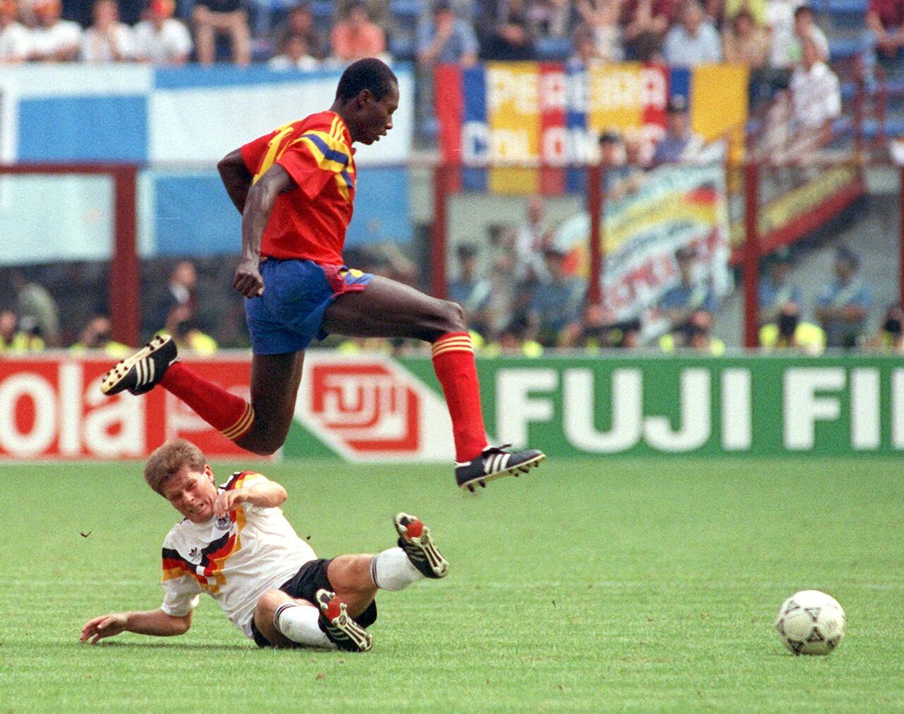 Freddy Rincón celebra el gol anotado con la Selección Colombia ante Alemania en el Mundial de Italia 90.