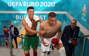 Cristiano Ronaldo sonriendo con Mbappé durante un partido entre Portugal y Francia