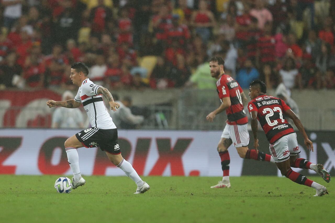 RIO DE JANEIRO, BRAZIL - AUGUST 13: James Rodríguez of Sao Paulo (L) runs with the ball during Campeonato Brasileiro Serie A match between Flamengo and Sao Paulo at Maracana Stadium on August 13, 2023 in Rio de Janeiro, Brazil. (Photo by Daniel Castelo Branco/Eurasia Sport Images/Getty Images)