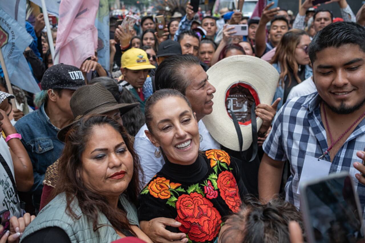 Gálvez, de 60 años, tiene altas probabilidades de medirse en la contienda de 2024 a otra mujer, Claudia Sheinbaum, favorita entre los sondeos del oficialismo, quien aún debe ganar la candidatura de su partido