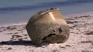 En esta imagen tomada de un video, vista de un objeto cilíndrico en una playa en Green Head, Australia, el 17 de julio de 2023. (CHANNEL 9 vía AP)