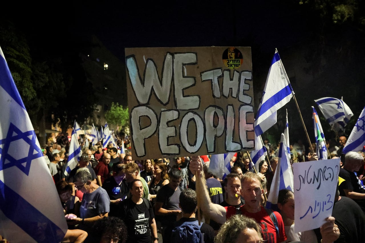 La gente protesta en un día de huelga y resistencia, en medio del conflicto entre Israel y Hamas, frente a la residencia del primer ministro israelí Benjamin Netanyahu en Jerusalén, el 27 de junio de 2024.