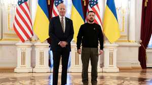 El presidente de los Estados Unidos, Joe Biden, con el mandatario de Ucrania, Volodimir Zelenski, durante una visita no anunciada.