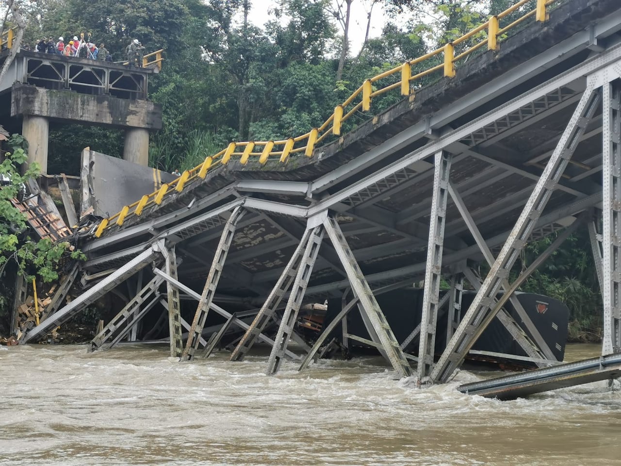 colapso puente del alambrado entre Valle y Quindío puente sobre el río La Vieja
