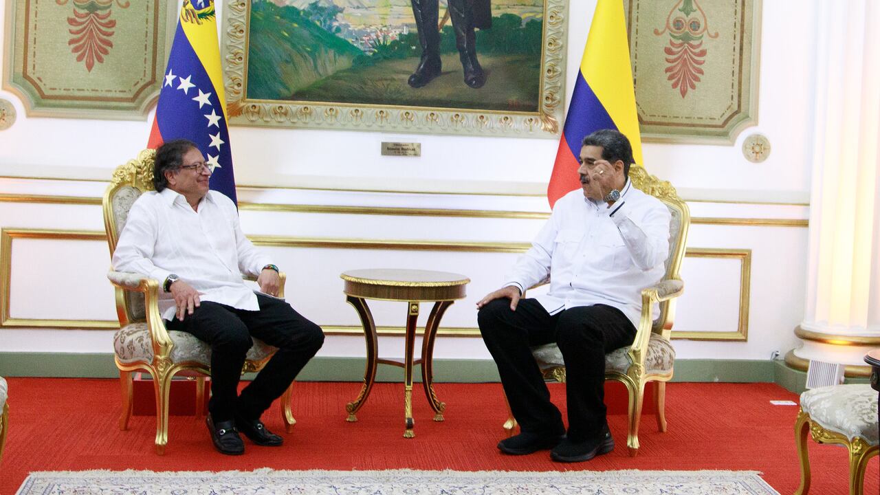 El presidente Gustavo Petro y su homólogo venezolano Nicolás Maduro reunidos en el Palacio de Miraflores.