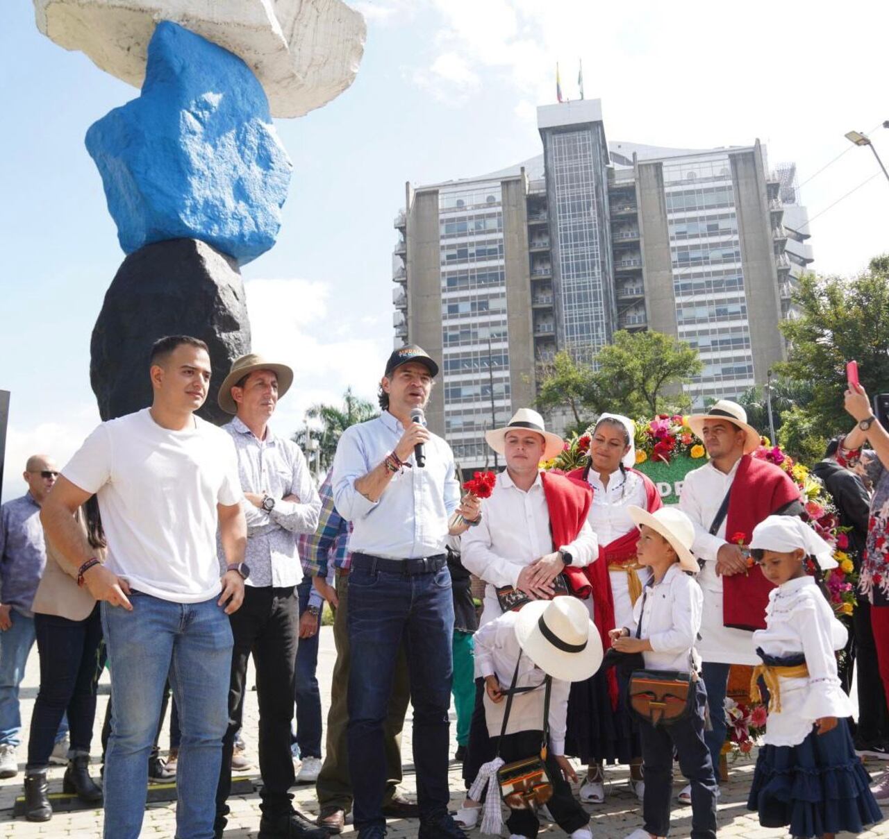 El alcalde de Medellín, Federico Gutiérrez, cuestionó la llegada de dólares "sucios" durante el evento de lanzamiento de la Feria de las Flores.