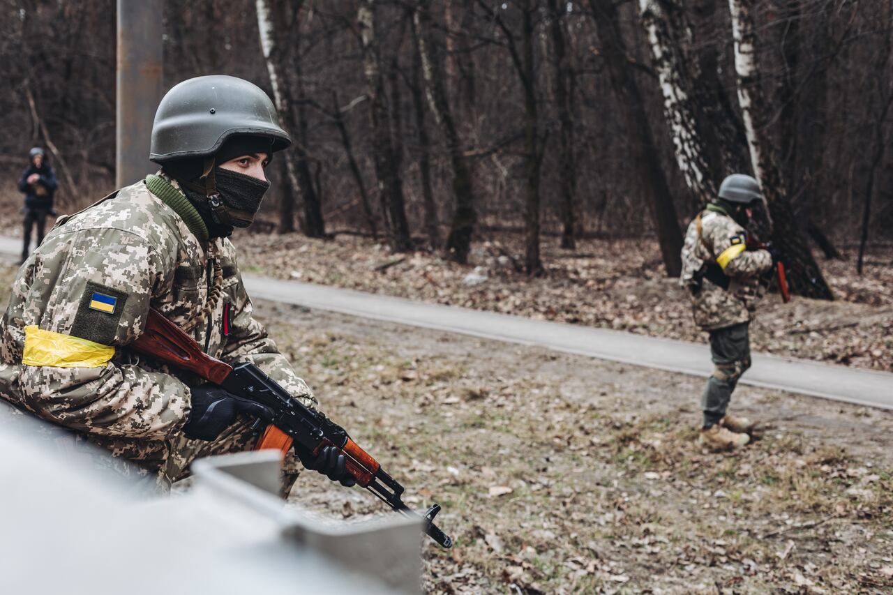 Un soldado del ejército ucraniano observa su posición, a 6 de marzo de 2022, en Irpin (Ucrania). El alto el fuego que estaba previsto este domingo en la localidad ucraniana de Irpin para establecer un corredor humanitario ha fracasado. El ejército ruso ha bombardeado por la mañana un punto de evacuación de civiles. Los ataques de las tropas invasoras han producido en el momento en el que numerosos residentes se dirigían hacia el lugar en el que esperaban los autobuses y vehículos que iban a alejarlos de los enfrentamientos. Naciones Unidas calcula que este domingo, 6 de marzo, el número de refugiados ucranianos podría ascender a 1,5 millones. Este lunes 7 de marzo, Rusia y Ucrania inician su tercera ronda de conversaciones, para encontrar una solución al conflicto bélico, tras los intentos fallidos de crear corredores humanitarios con un alto el fuego que según Ucrania Rusia no respetó.