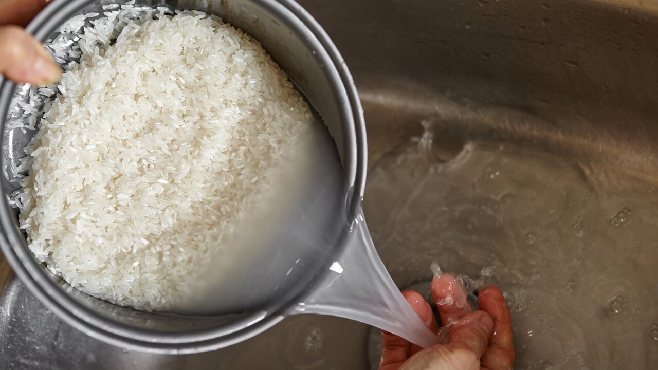El lavado del arroz puede contribuir a reducir los niveles de arsénico presente en algunos tipos de arroz, según expertos en nutrición.