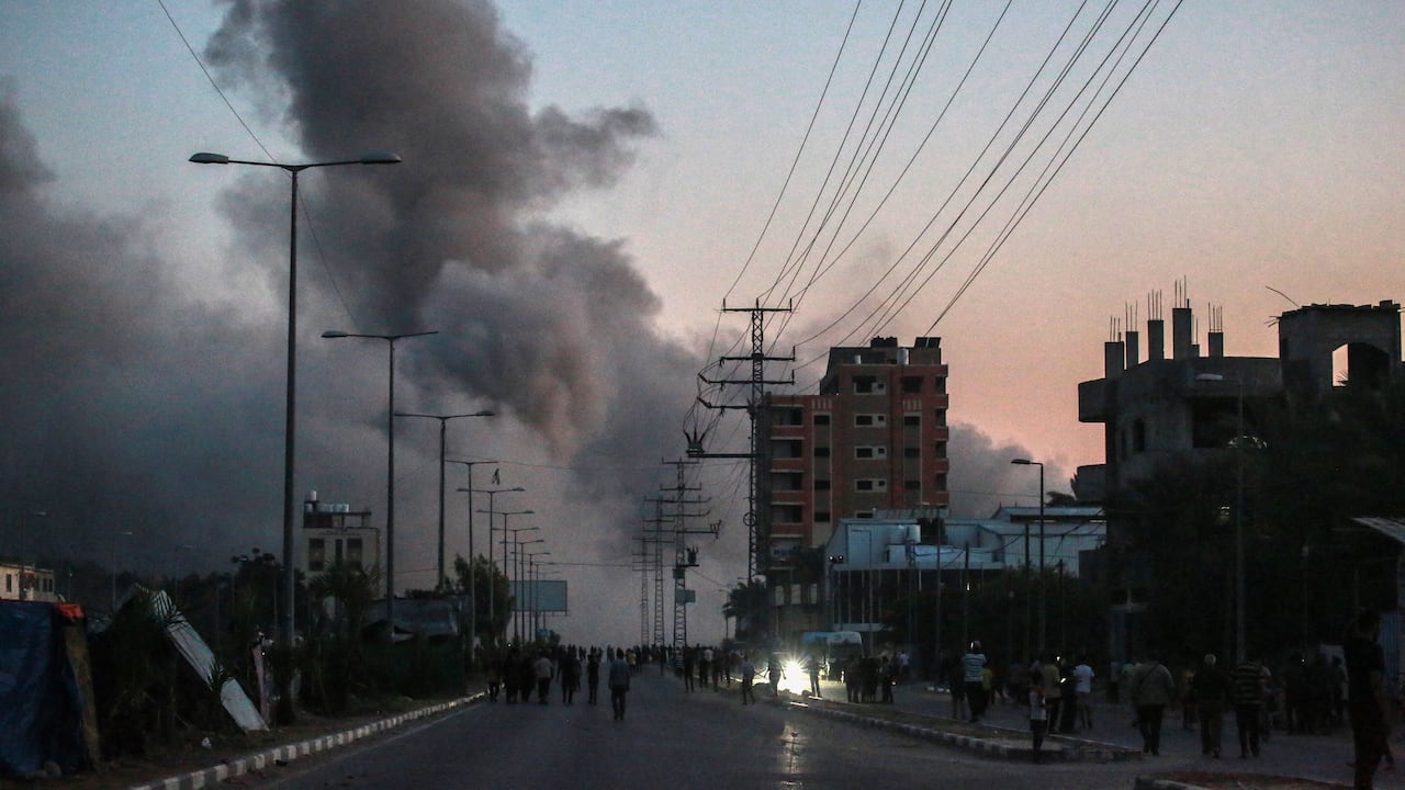 El humo se eleva tras un ataque aéreo israelí en Deir al-Balah, en el centro de la Franja de Gaza.