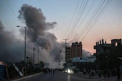 El humo se eleva tras un ataque aéreo israelí en Deir al-Balah, en el centro de la Franja de Gaza.