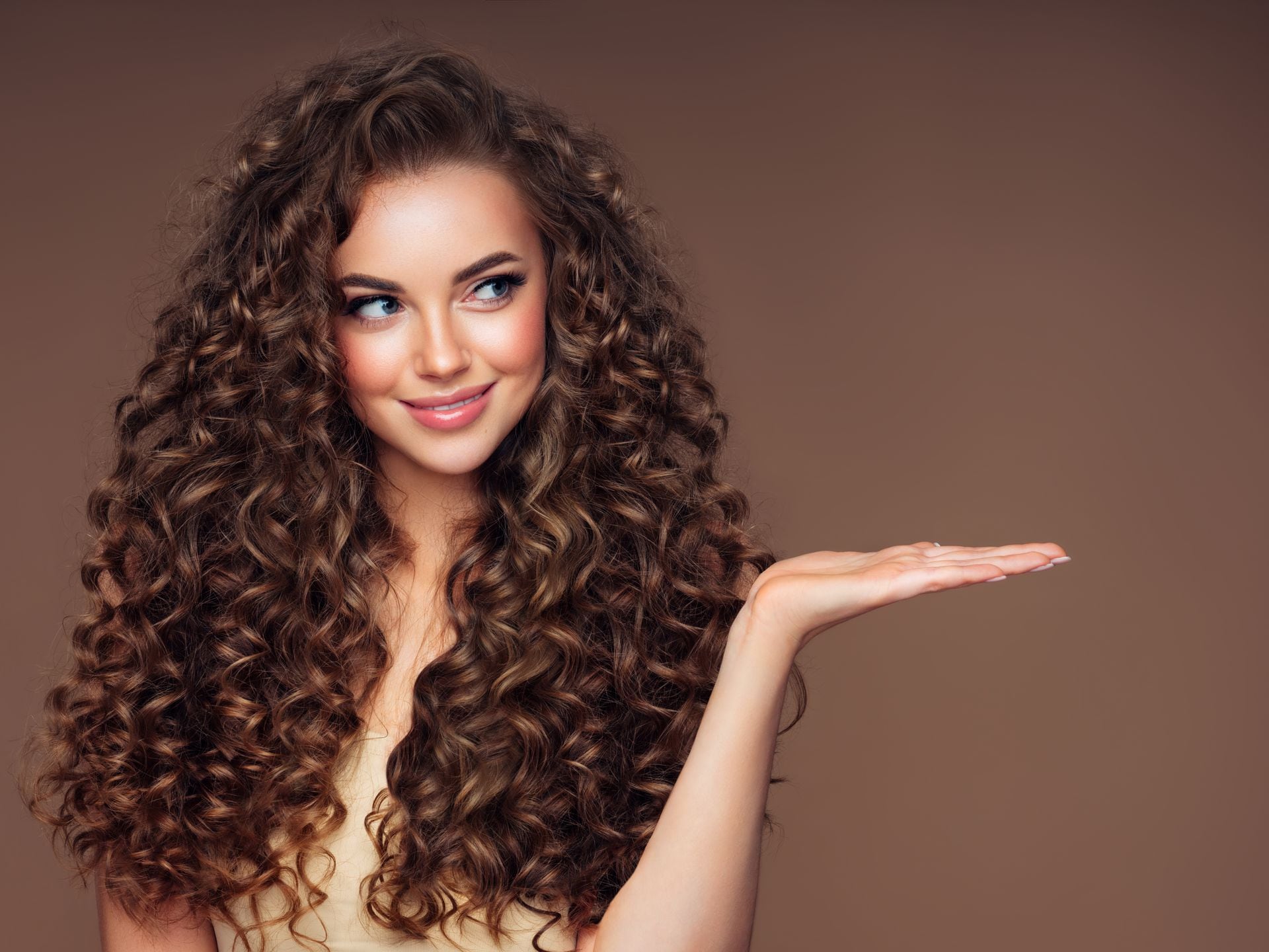 Cuidado del cabello: ¿cómo definir los rizos de manera natural?