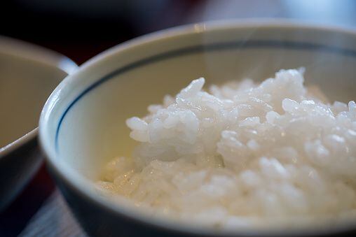 El motivo de salud por el cual nunca se debería calentar el arroz