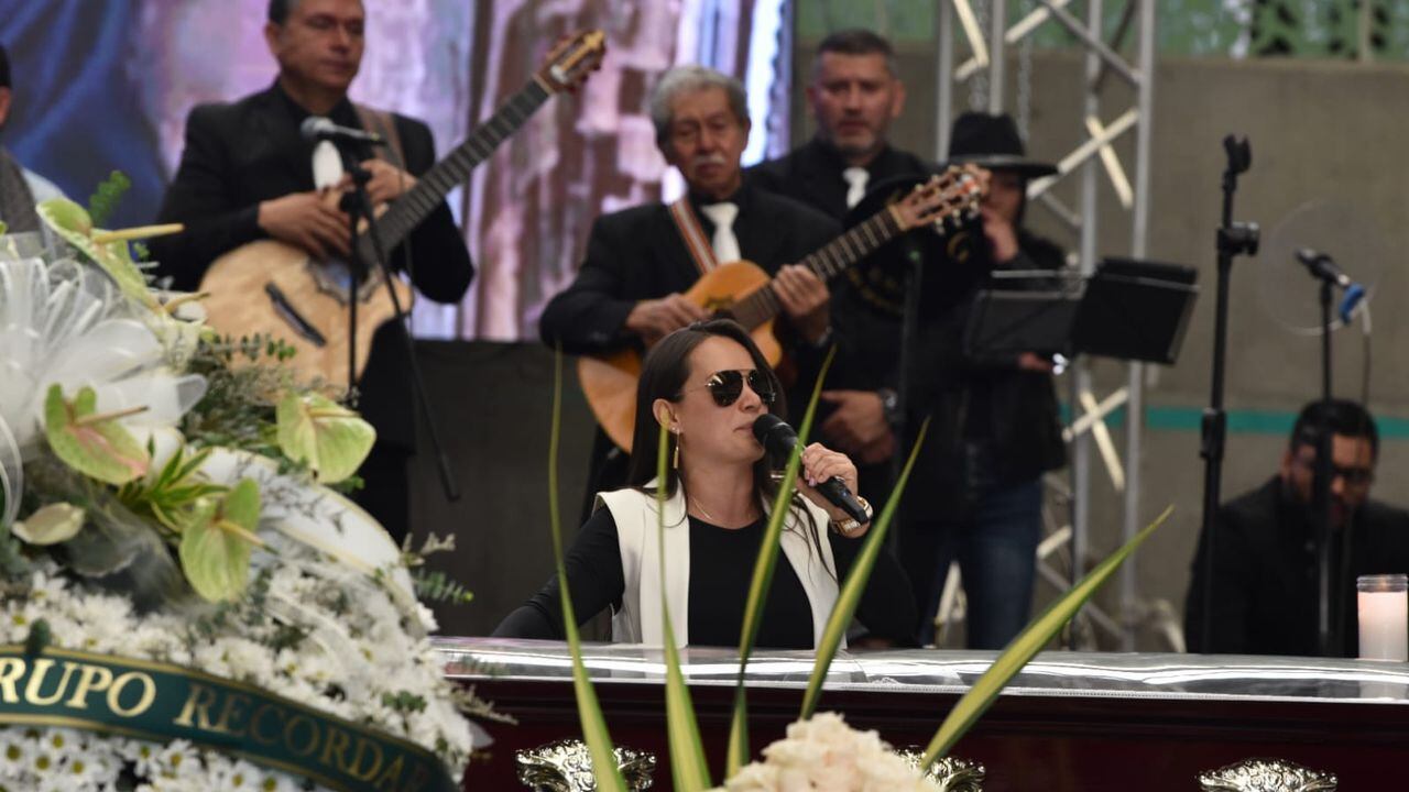 La canción que la hija de Darío Gómez le dedicó a su padre durante sus  honras fúnebres